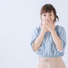 驚く